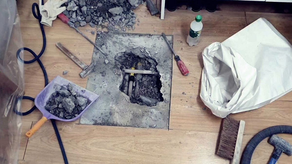 바닥 매립 배관 노출 — 파손 지점을 눈으로 확인하고 교체한다